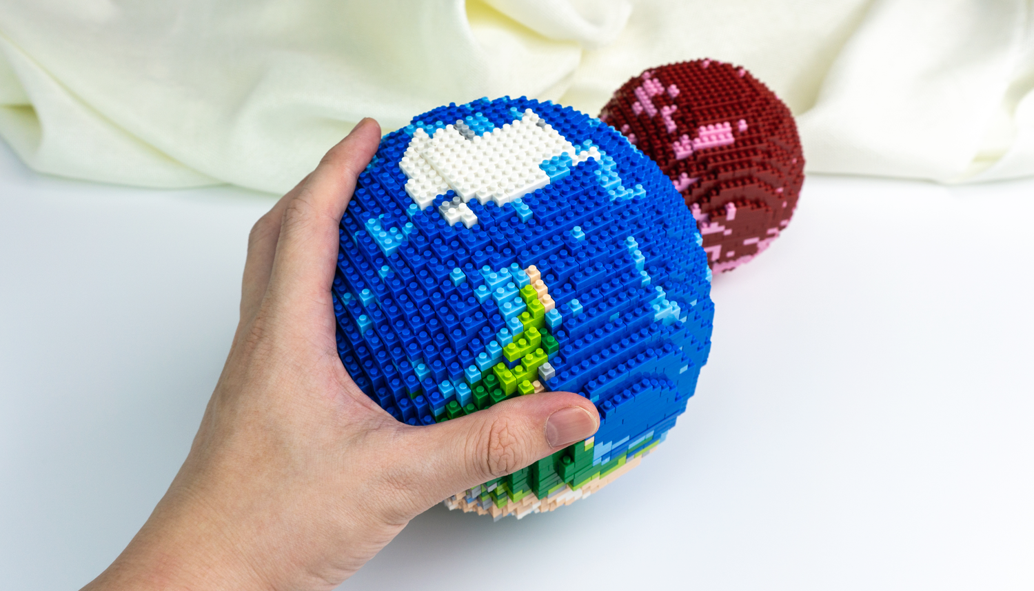 AR 4000+颗粒从内到外拼出地球，减压积木，爱宇奇像素地球Pro