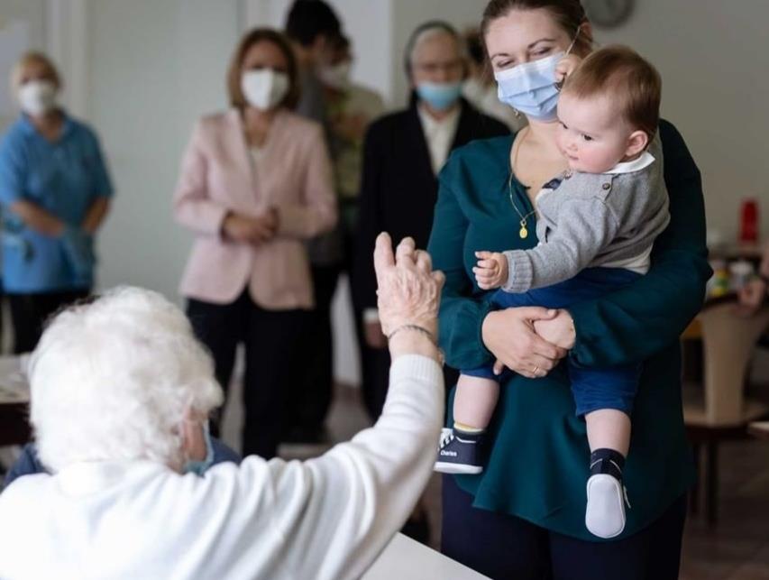 当年的明月|夏尔王子的养老院之旅第三弹，小家伙技能越来越多，都会打招呼了