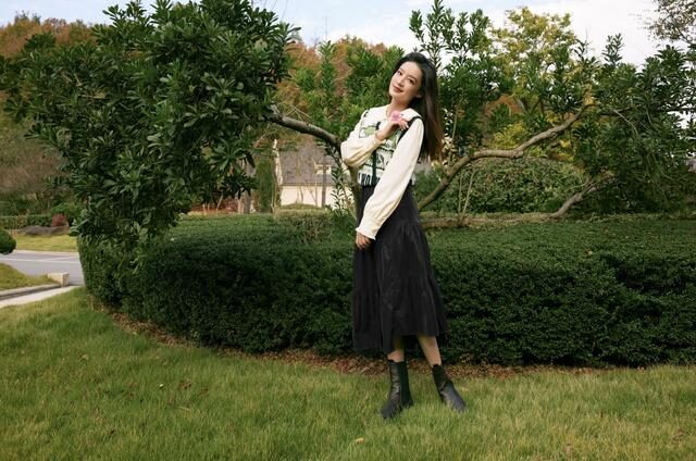 李沁|李沁是什么仙女?针织背心叠穿打扮似邻家女,虽简单却气质清纯