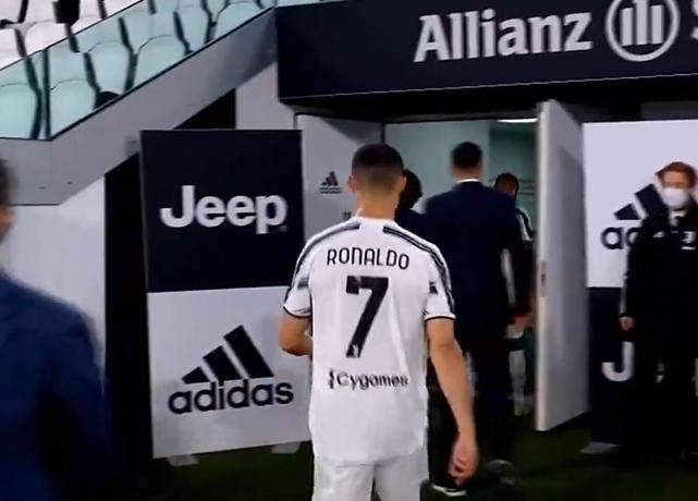 尤文圖斯|扎心了！尤文慘敗，賽后C羅讓人心疼，直播鏡頭給足10秒特寫