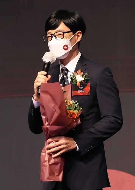 刘在石|刘在石再度荣获韩国年度最佳男综艺人物奖，国民MC实至名归！