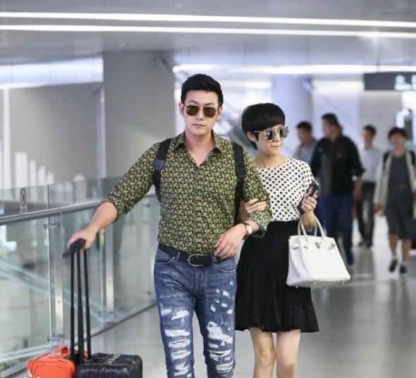 鲍蕾|陆毅夫妇亮相，鲍蕾波点裙装扮减龄又时尚，偎依老公身旁小鸟依人