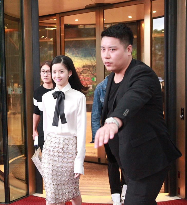 BiuVogue 章泽天穿上了包臀裙之后，看着太高级了，不愧是“奶茶妹妹”