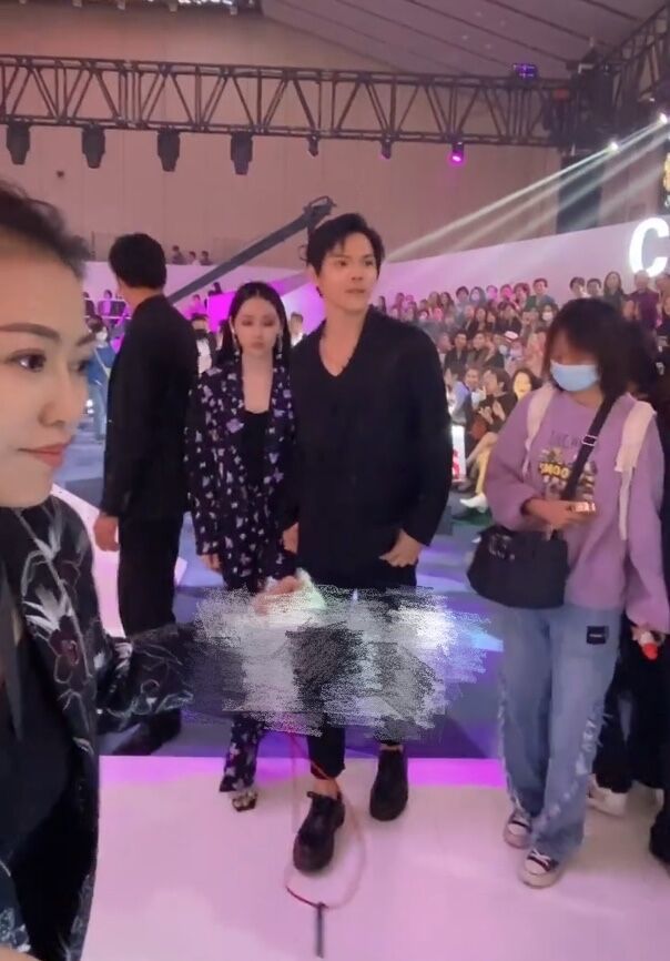 郭碧婷|向华强一家四口现身看秀！向太瘦了不少，向佐紧牵郭碧婷超甜