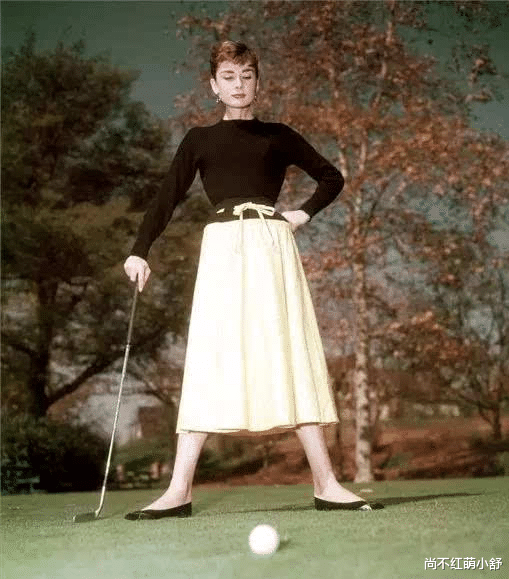 尚不红萌小舒 女人穿衣要讲究点，赫本这5套穿搭“不分年龄”，照穿时髦不过时