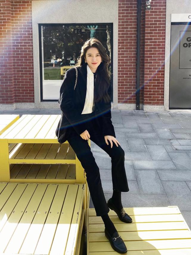 何有强 这个冬天“灯芯绒西装”火了，保暖还有大女人韵味，值得借鉴