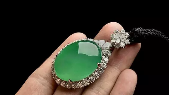 碧玺|主播高呼“假一赔命”的翡翠手镯居然是假货，全是注胶、酸化、染色的假翡翠！！！