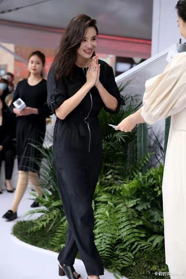 卡莉时尚show|宋佳的“椰奶肌”细腻显嫩，穿一身黑做陪衬，白到叫人心动又羡慕
