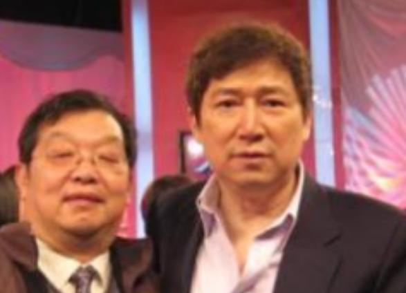 侃侃圈里的事 他曾被67岁老太包养了13年,继承遗产后捐了6个亿,如今怎样了?