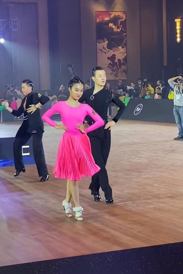 马伊琍|马伊琍大女儿比赛,爱马赛场上不自信偷瞄妈妈,太紧张动作跳错