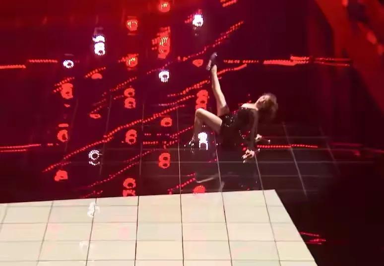 左小青|42岁左小青难逃中年肥胖！穿黑蕾丝热舞，这身肉单挑对的地方长呀，羡慕了