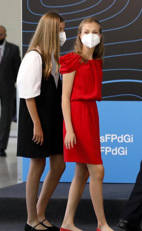 欧美时尚前线|西班牙国王一家四口全出动，莱昂诺尔一身红裙吸引全场目光