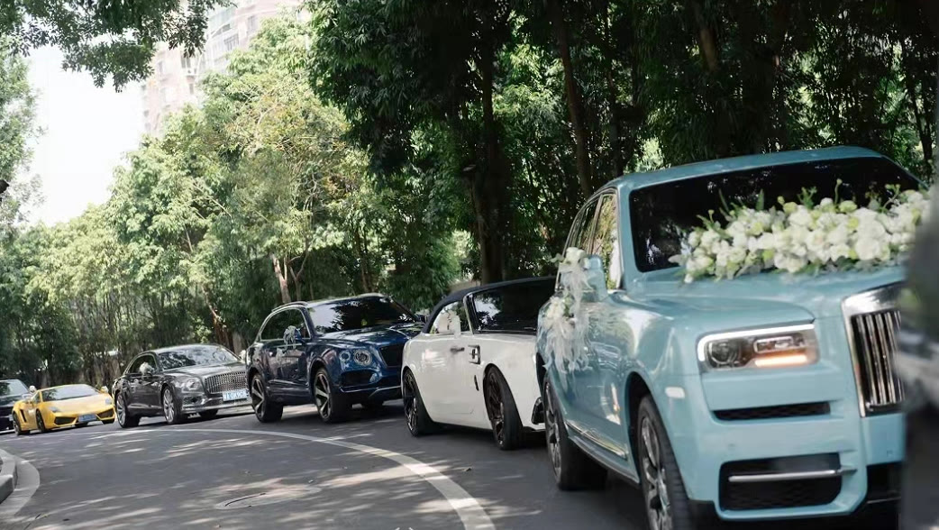 凯莉|21岁辛选网红主播大婚，百万级豪车成排，大钻戒黄金手镯抢眼