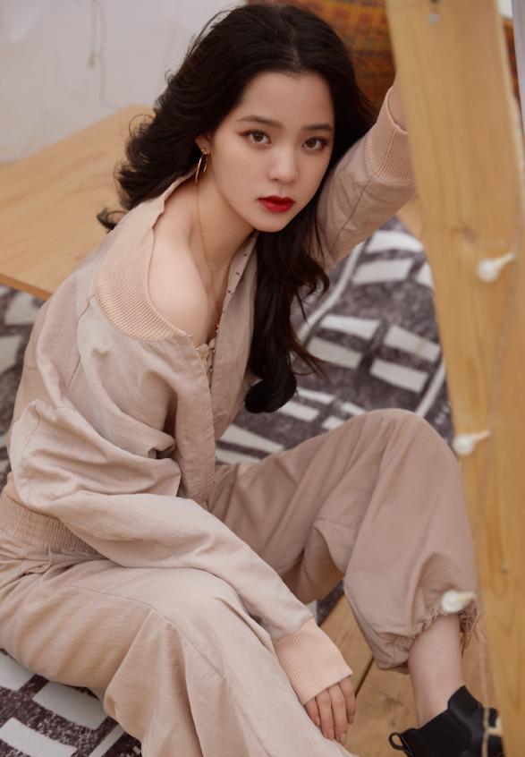 欧阳娜娜|欧阳娜娜逐渐大胆？挑战15cm内搭秀身材，外套滑落时我看红脸