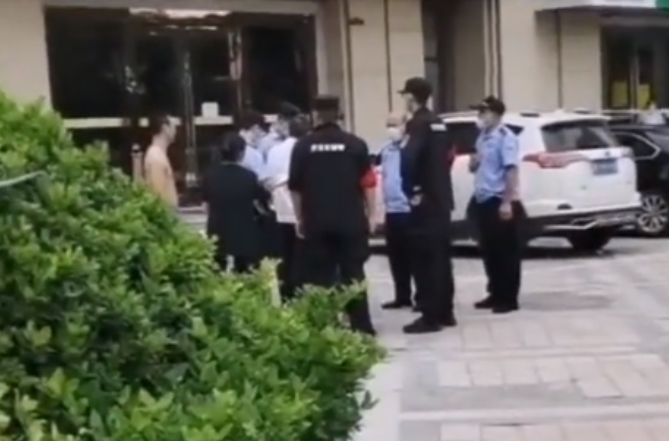 江苏省 痛心!江苏一浴室发生重大刑案,1人被砍不幸身亡