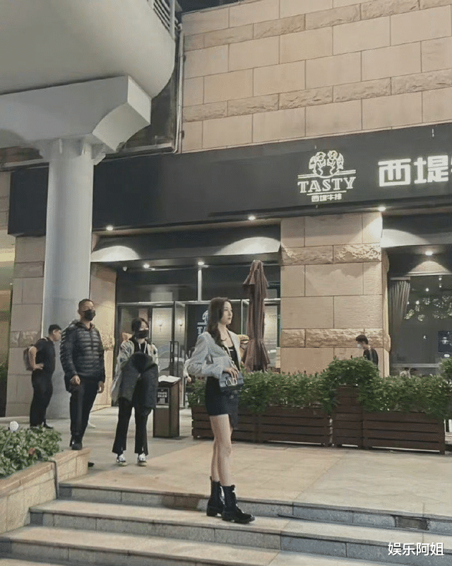 关晓彤|关晓彤新戏生图太惊艳！造型霸气好御姐，严寒天气露美腿实力敬业