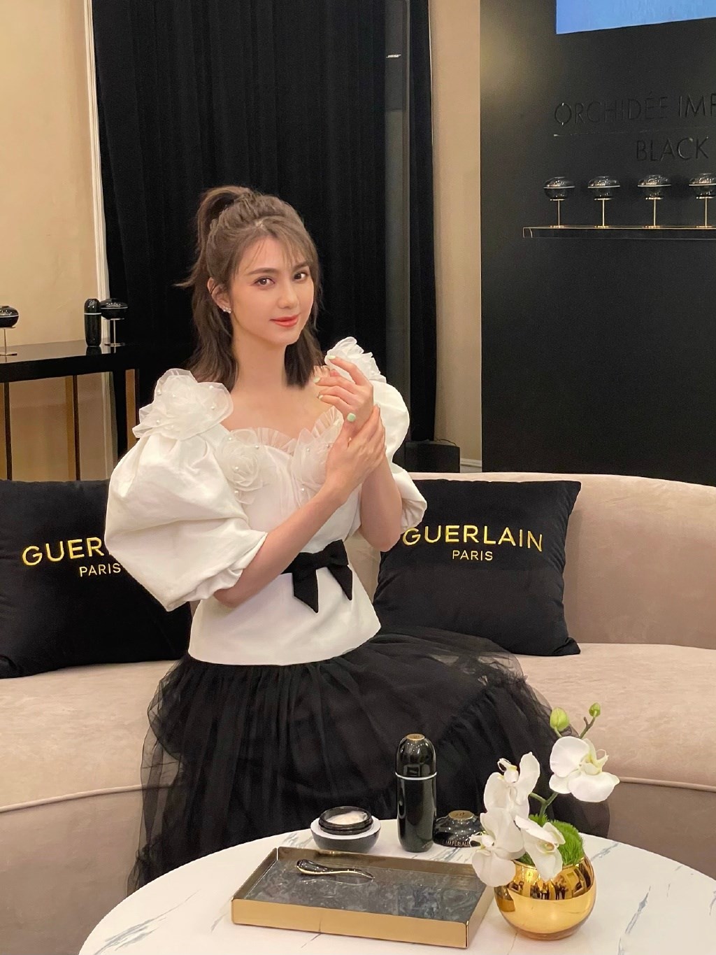 八只爪的猫 50岁洪欣仍不肯优雅变老，现身综艺大胆穿泡泡袖，甜而不腻好养眼