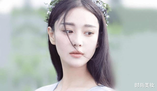 张馨予|张馨予自爆是敏感肌,婚后皮肤缺依旧水润,没想到是靠它!