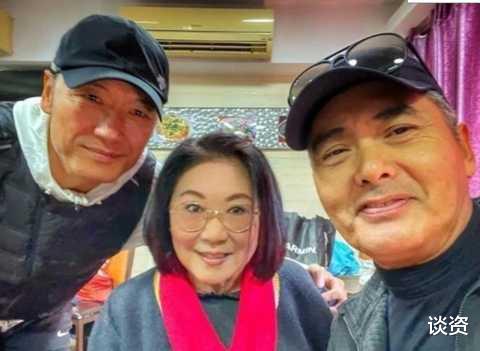 周润发|65岁周润发同苗侨伟夫妇晨跑，昔日男神头发花白，脸变圆润皱纹多