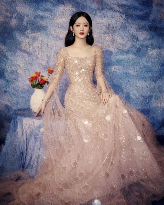 BiuFashion 赵丽颖“再上巅峰”,红色露背金色雕刻风长裙,展现妩媚的东方美