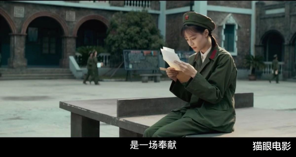 钟楚曦|钟楚曦穿红吊带裙完美驾驭港风，颜值不输港姐，网友：天生女明星