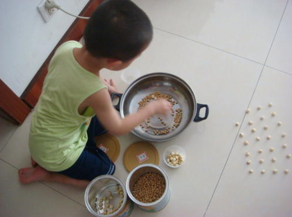 歪妈亲子故事|“最硬核”宝妈火了,1岁娃超市戳桃子,妈妈带到榴莲旁:使劲戳