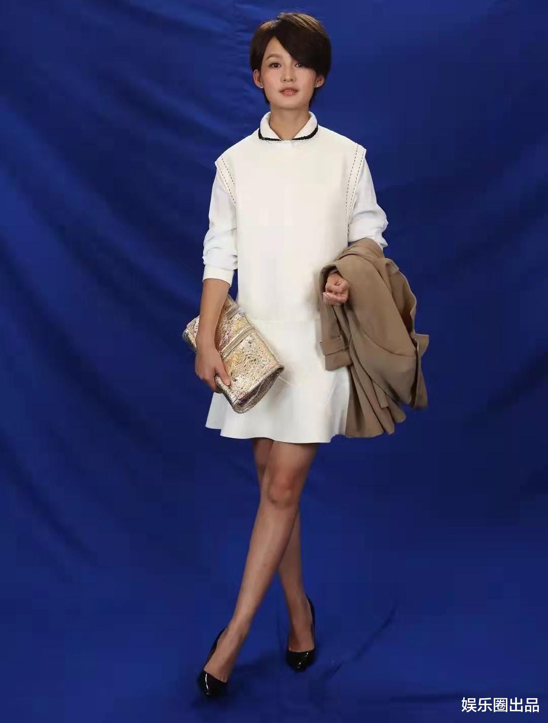 肖战|李沁片场旧照曝光，站在蓝布前拍写真，造型复古年代感十足