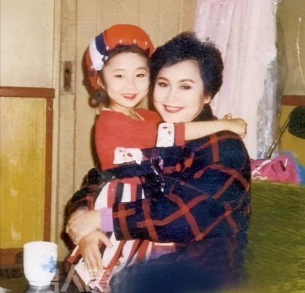 李谷一|李谷一，一婚嫁恩师，二婚嫁粉丝爱她40年，女儿怨恨她20年