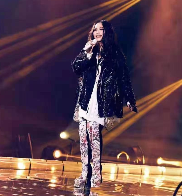 张惠妹|张惠妹直播惹争议？粉丝需要付费观看，网友指责学学刘德华吧