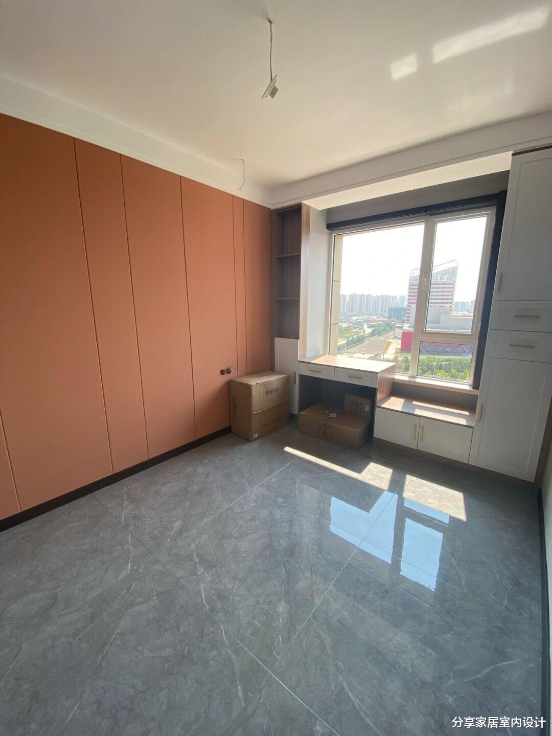 |越来越流行这样的装修：全屋地面铺灰色地砖，设计岩板悬空电视墙