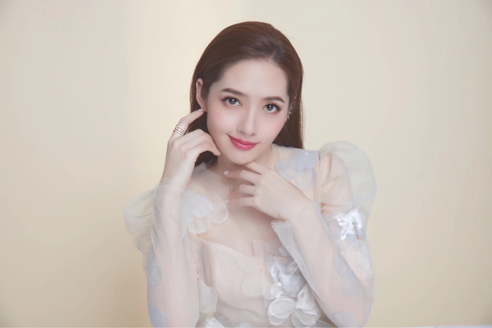 郭碧婷|“买断自由”郭碧婷：一脚崴进豪门跪地为向佐穿鞋，暴露悲惨婚姻