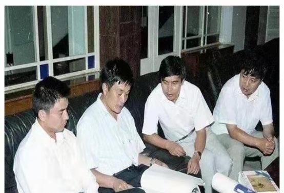 育妈计|四兄弟凑1000元创业,如今个个百亿资产,其中2个还是曾中国首富