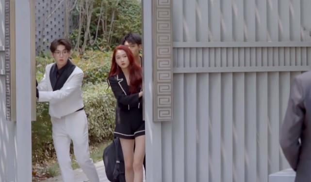 关晓彤|关晓彤穿短裙无毯子遮盖，还坐在秦霄贤旁边，救场坐姿尽显高情商