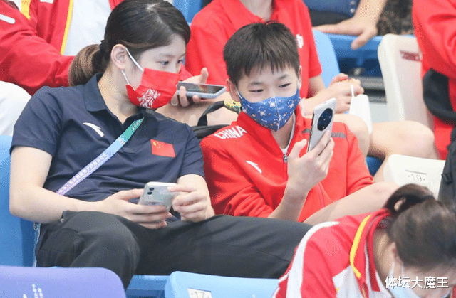 全紅嬋|全紅嬋看國家隊師哥比賽！帶卡通口罩，手捧新手機玩得不亦樂乎
