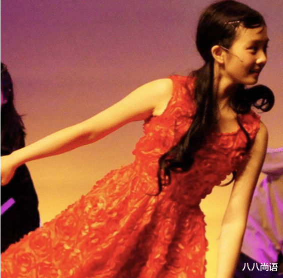 李嫣|15岁的李嫣长开了像妈，穿抹胸裙扮成熟真美，比王室公主时髦前卫