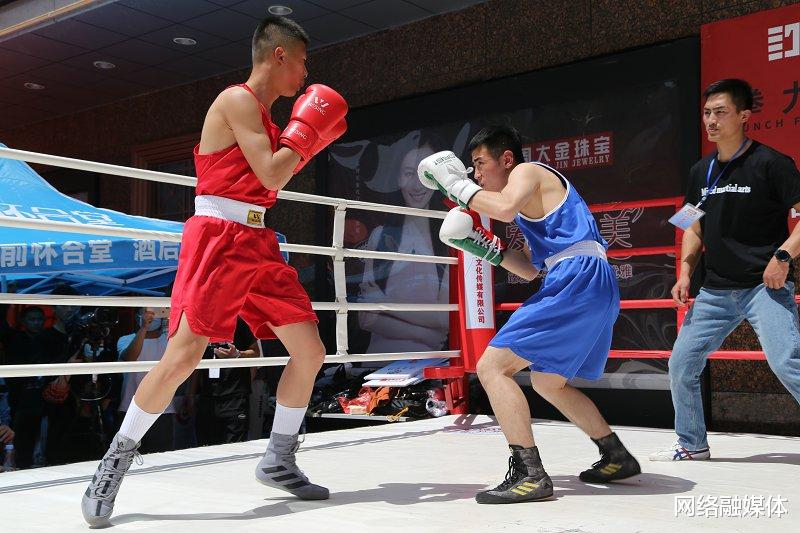 网络融媒体 平凉市第一届综合格斗邀请赛精彩开赛 高手过招扣人心弦