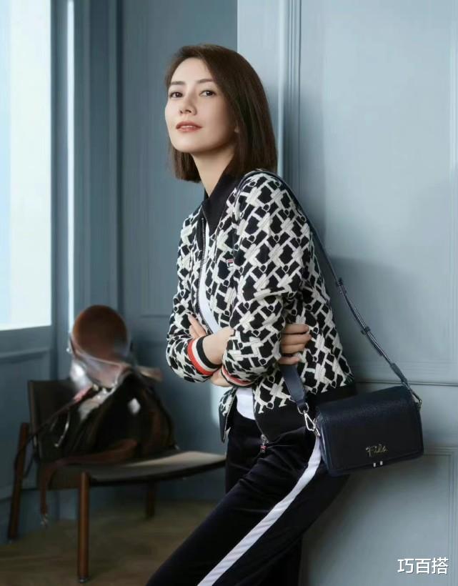 巧百搭 42岁高圆圆真高调，一袭红裙高级又惊艳，女神气质太抢镜！