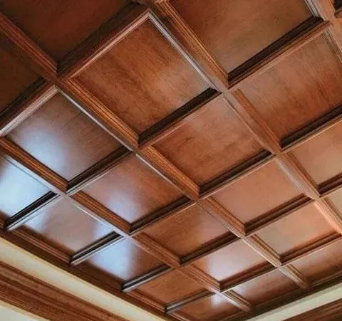 师傅双倍费用没白给！天花板贴几块木板做吊顶，档次立马显出来了