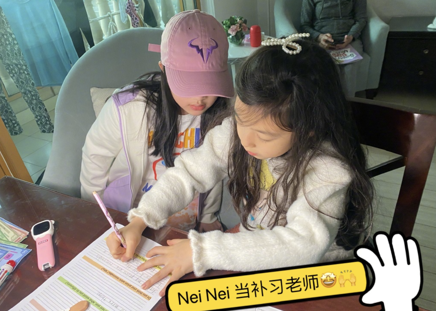 吴尊|吴尊晒《爸爸5》重聚照，NeiNei小泡芙Jasper开心同框，等比例长大