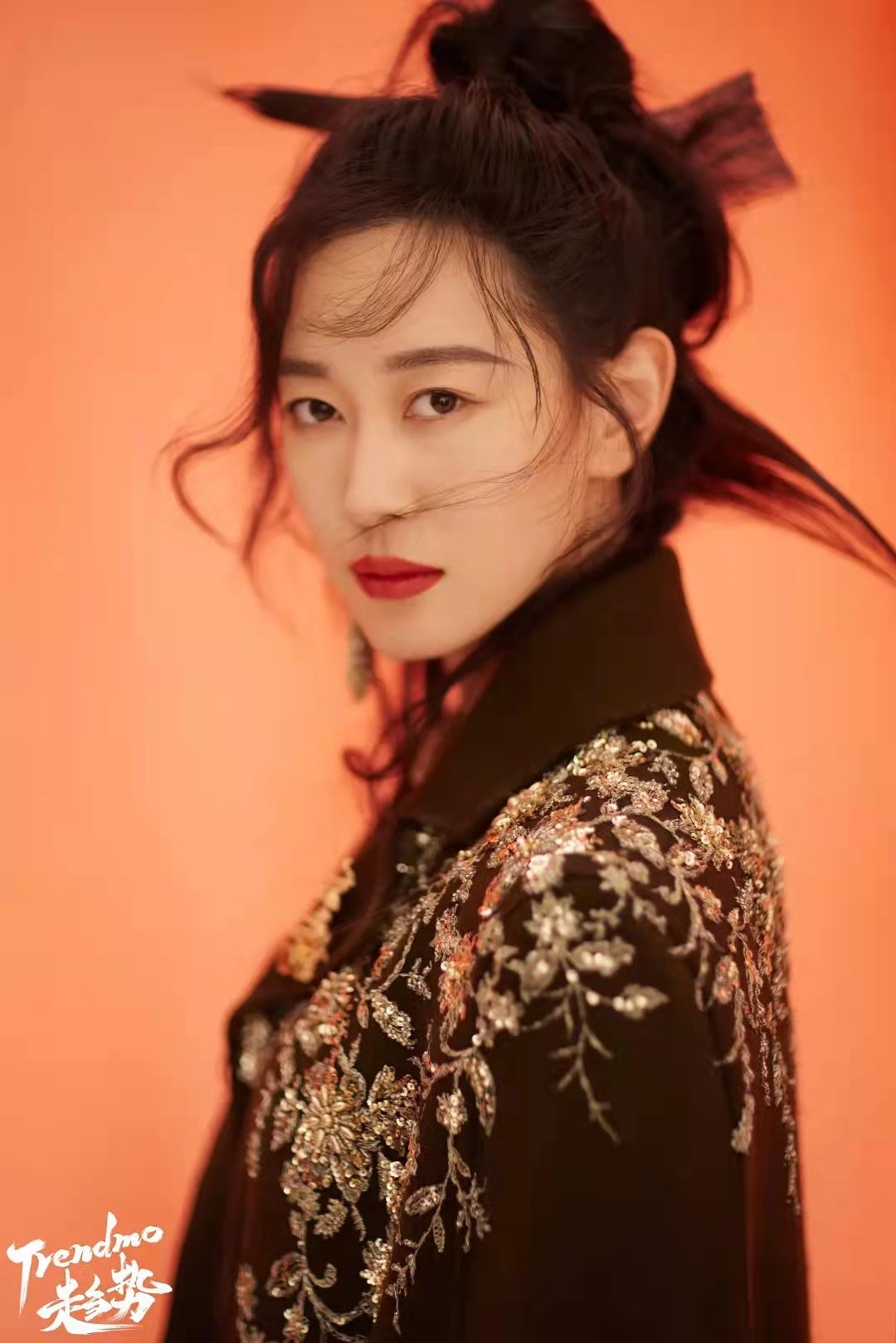 时尚风行派|奥运冠军孙一文明星脸火出圈！新大片穿黑金斗篷变侠女，身材绝了