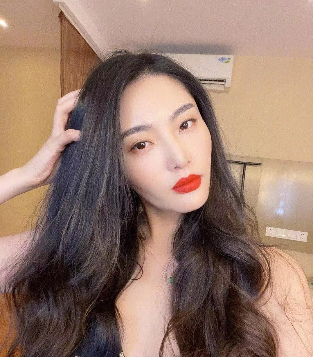 佟丽娅|知名国产品牌陷辱华争议,模特图吊梢眯眯眼,女星陈碧舸无辜被骂