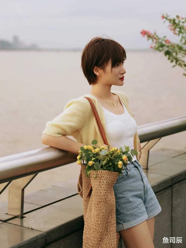 鱼司辰|风头正火的针织衫，搭配上牛仔裤还可以这么时髦？高级又优雅