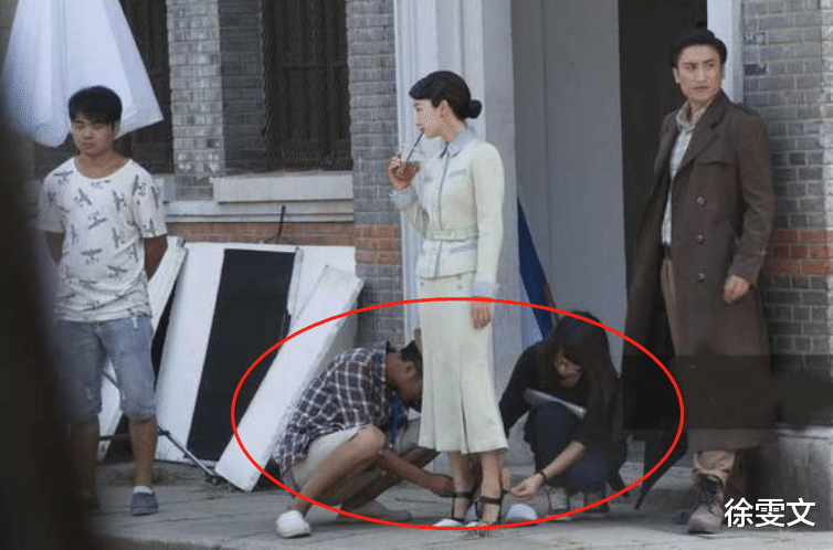 |登录 艺人助理自曝:月薪3000,淋雨给艺人打伞,冬天还要给她手洗内裤