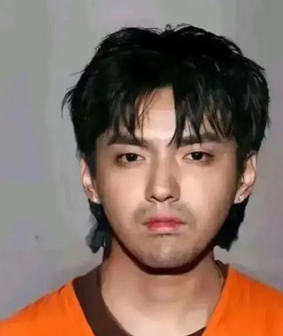 穿衣搭配|吴亦凡公司现状再曝光：人去楼空但仍有人打理，桌上的简历成亮点