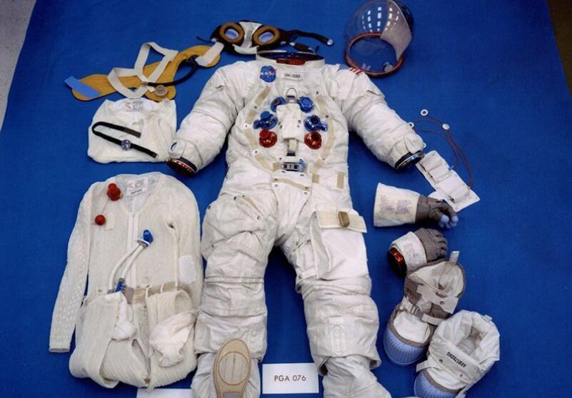 航天员 航天员在太空3个月，如何洗澡、理发？回来身上会臭吗？