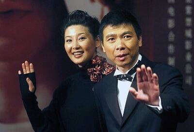 冯小刚|冯小刚身价上亿忙工作，姐姐独自照顾瘫痪在床的母亲16年，托弟找工作被拒