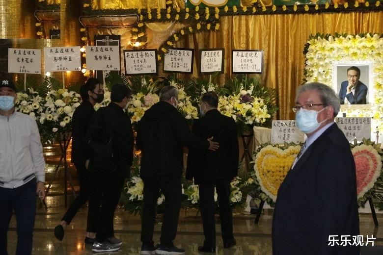 吴孟达|吴孟达儿子现身葬礼现场：双眼憔悴神情哀默，家族长辈陪同