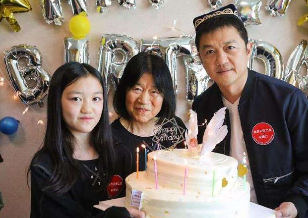 李嫣|王菲女儿李嫣近照曝光？与闺蜜聚餐大秀好身材，曾自爆一天花20万