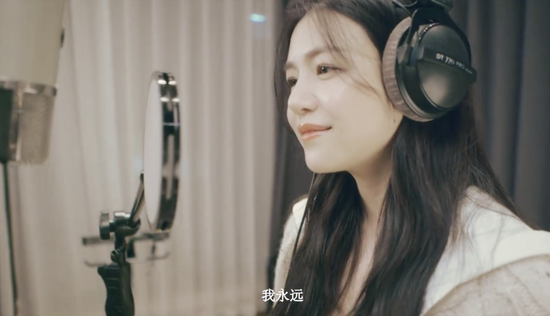 陈妍希|陈妍希发布新歌mv,儿子正脸首次曝光,小星星眉清目秀像爸爸陈晓