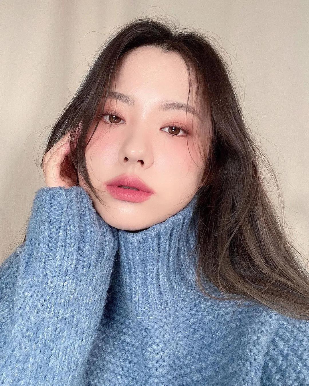 腮红|喝了假酒的Jennie竟穿肚兜上台?讲真,有被她的屁桃红炸到